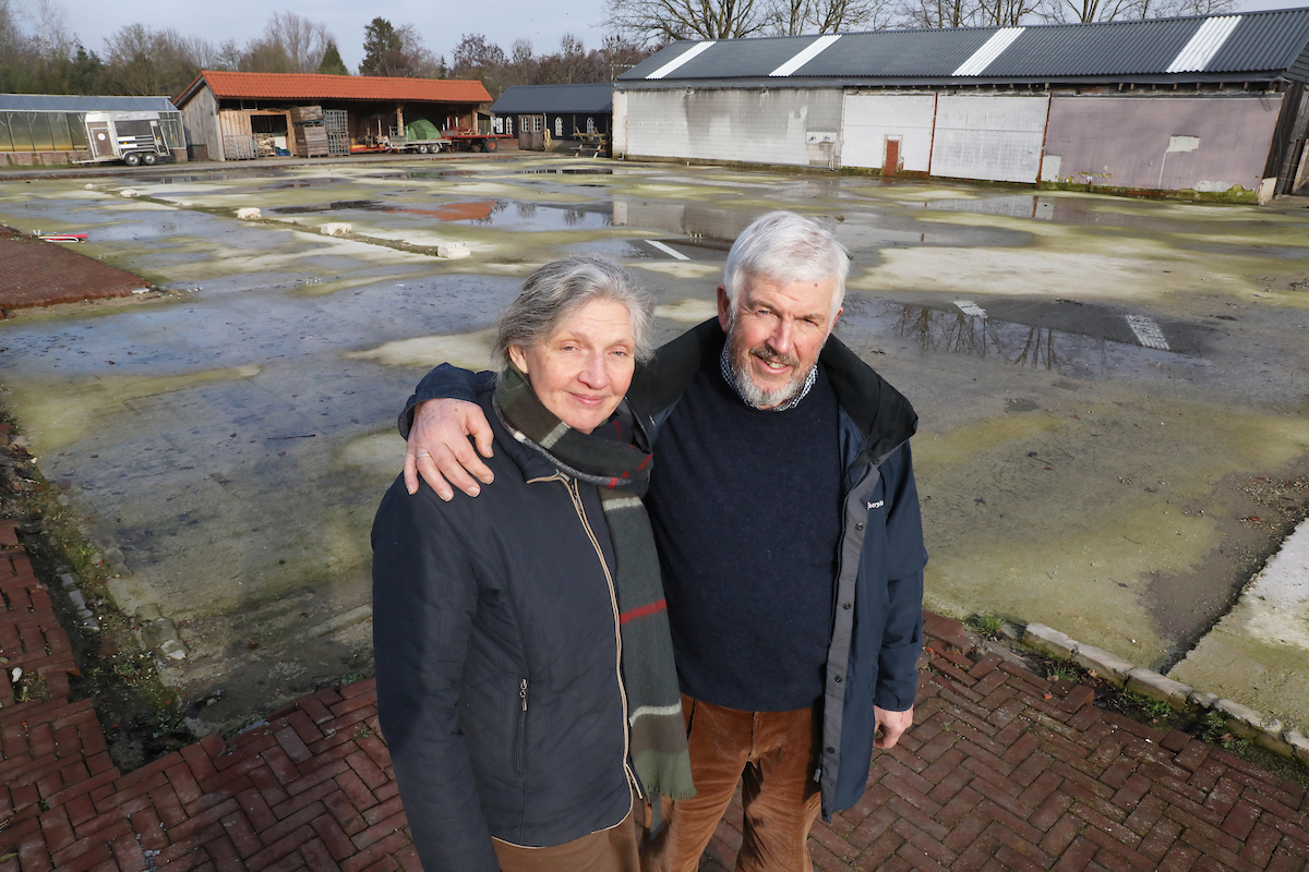 Meiny en Hans Heikoop op de plek waar de Leidsche Hoeven tot de grond toe afbrandde