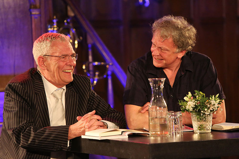 Koos de Jong tijdens een lezing van ds. van Kooten