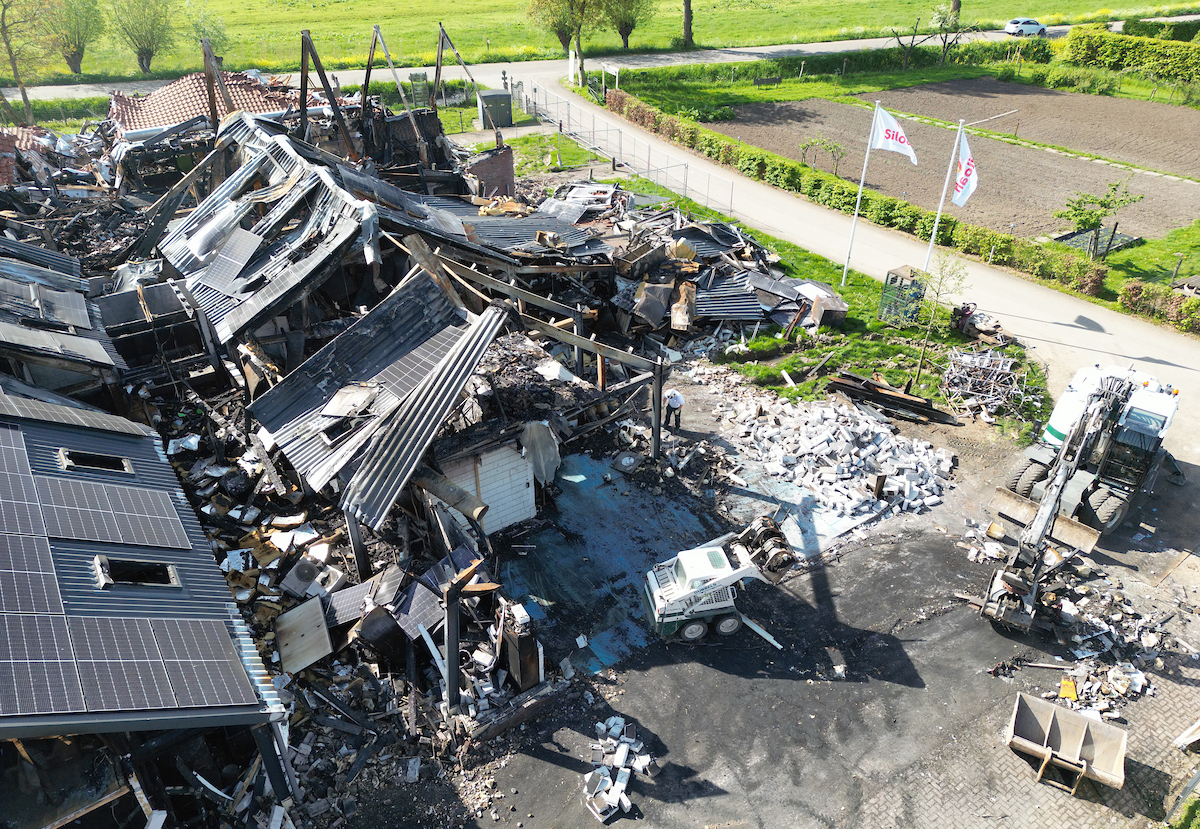 De sloop van de eind maar uitgebrande zorgboerderij Leidsche Hoeven